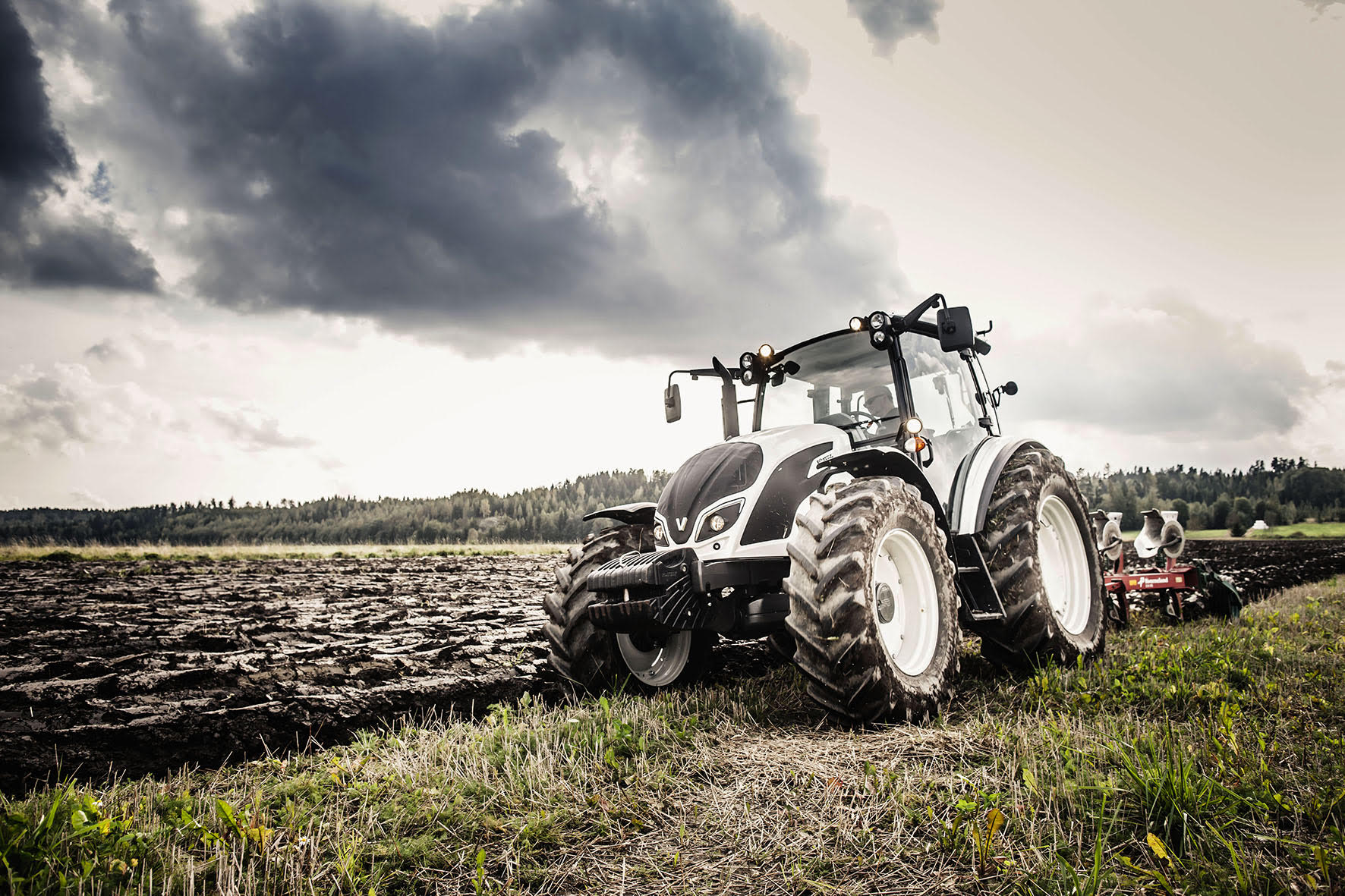 Две тракторные. Трактор Valtra. Valtra t235v. Valtra t 180. Valtra s394.