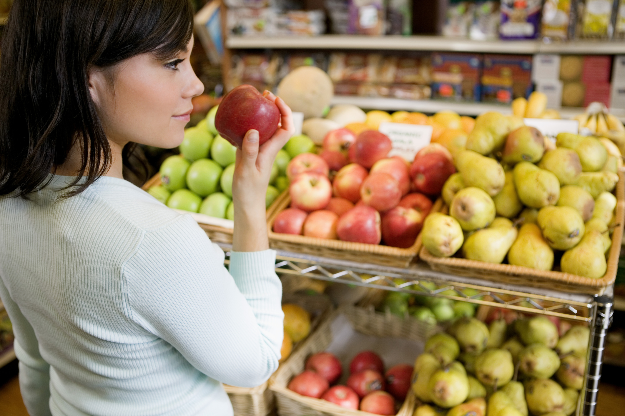 Есть 75 яблок выберите все верные. Женщина на рынке выбирает овощи. Яблоко магазин. Овощи и фрукты. Девушка в овощном магазине.