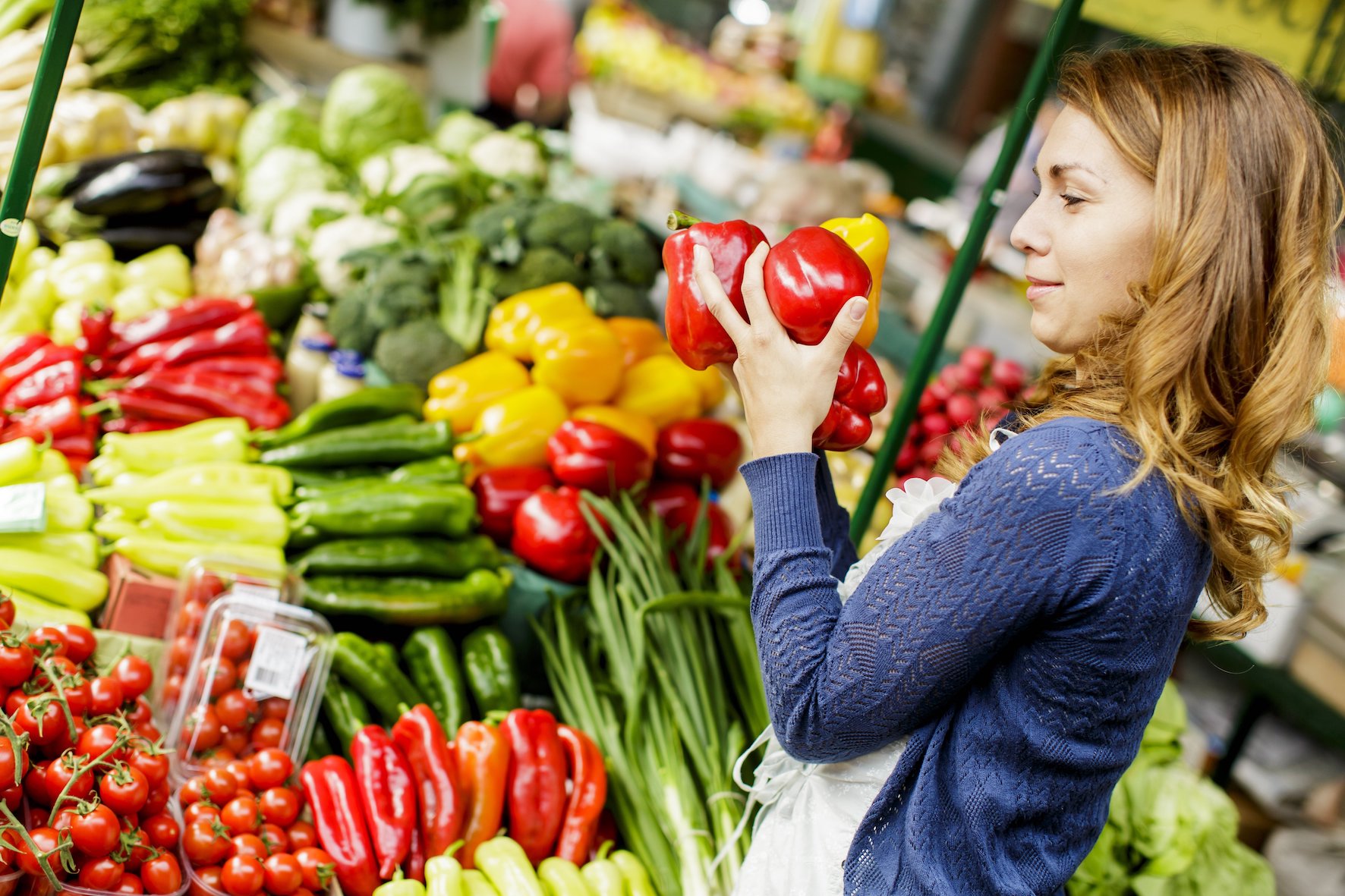 Выбрать качественные продукты. Овощи на рынке. Фрукты на рынке. Женщина на рынке выбирает овощи. Овощи и фрукты.