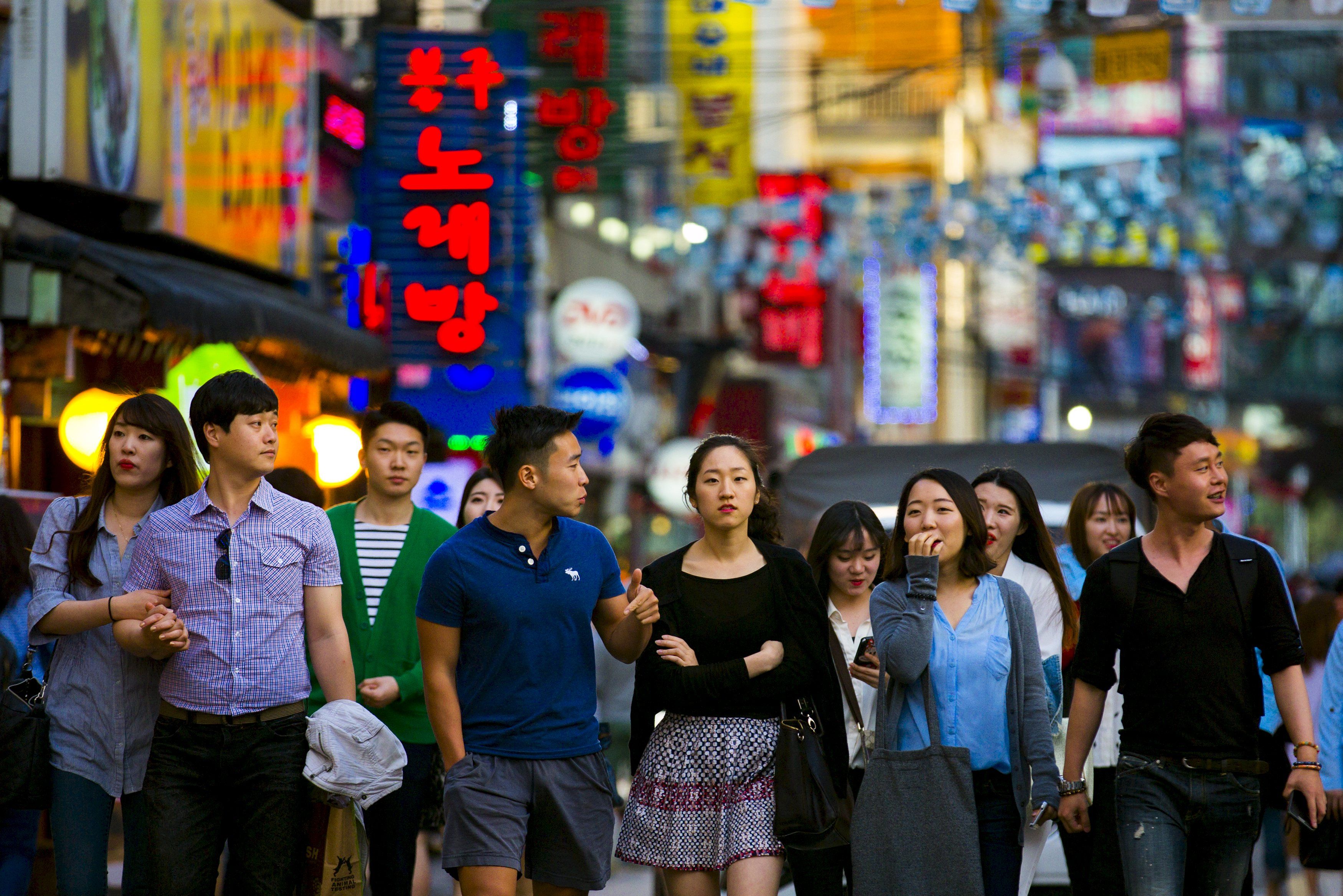 South japan. Сеул Южная Корея люди. Южная Корея Сеул население. Жители Южной Кореи. Южная Корея люди на улицах.